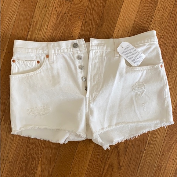 White Levi’s 501 Cutoff shorts